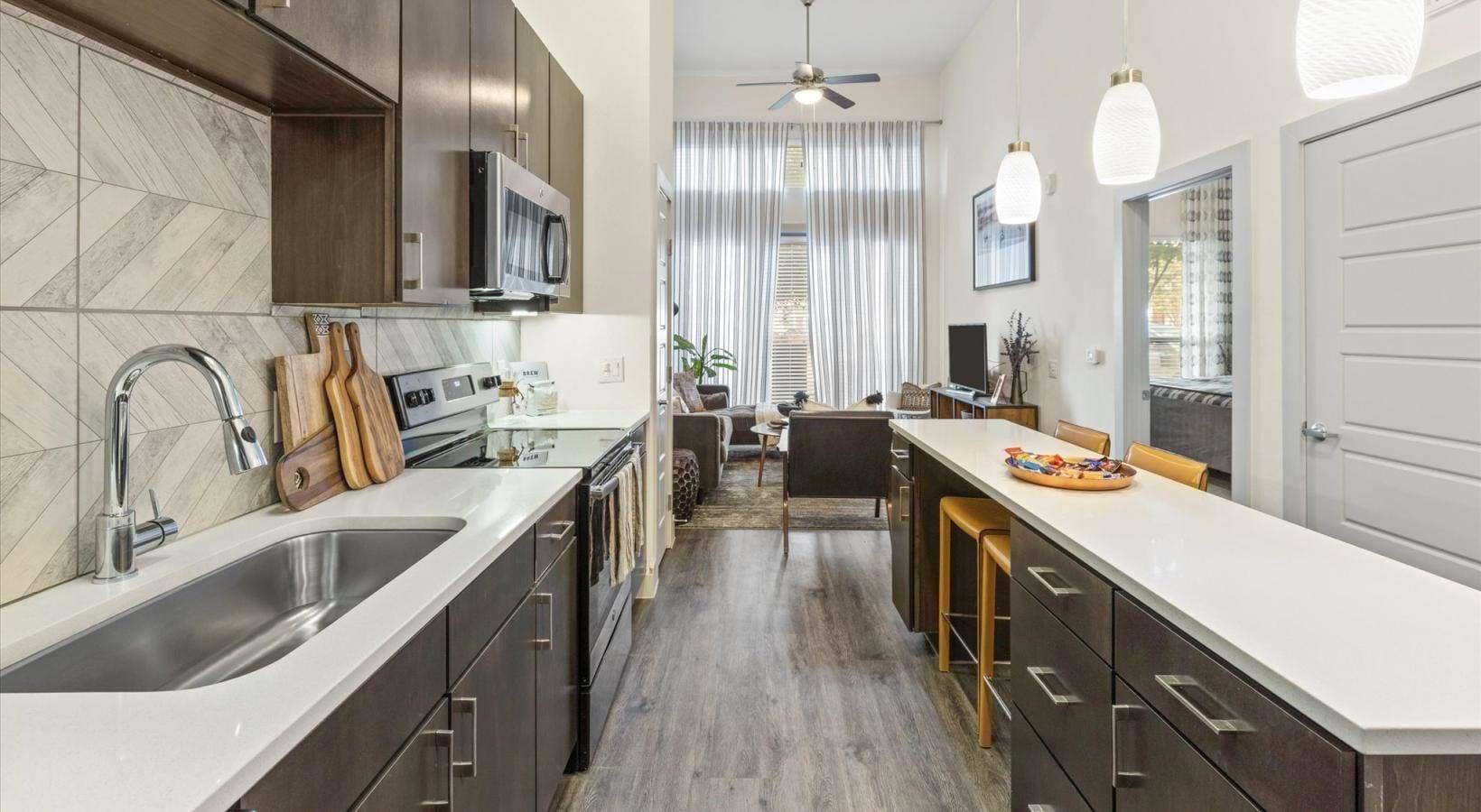 https://cdn.rentalbeast.com/listings/10415478_1728639387450.jpg.rbm