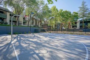 https://cdn.rentalbeast.com/listings/10474530_1729226996171.jpg.rbm