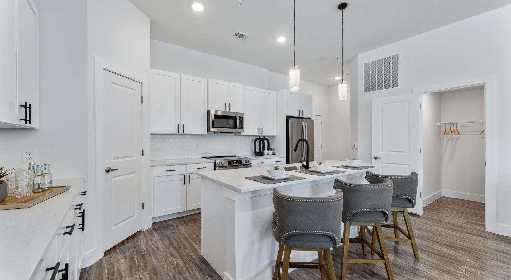 https://cdn.rentalbeast.com/listings/10737663_1733378398408.jpg.rbm