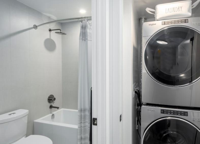 425 Wellington St W #B1206 - 4,099CAD / month