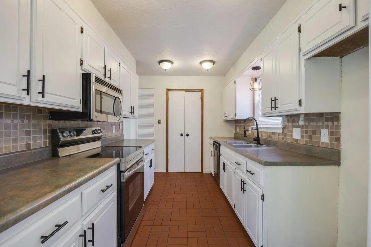 https://cdn.rentalbeast.com/listings/11089267_1738919302063.jpg.rbm