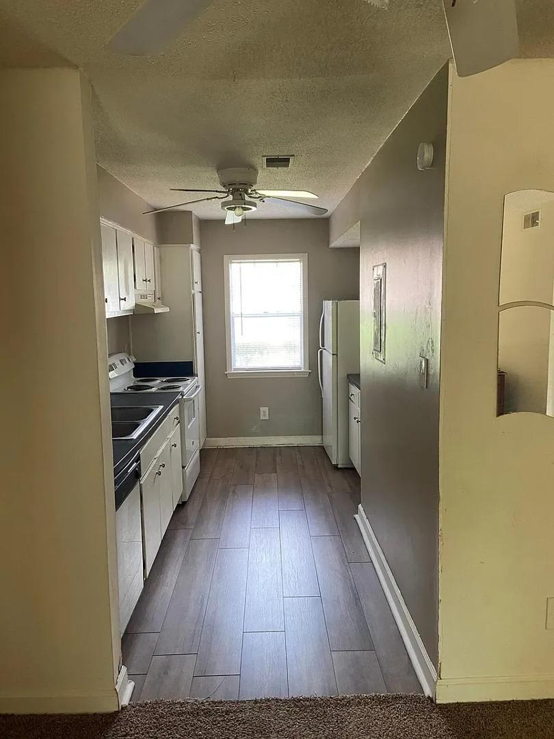 2522 Avent Ferry Rd #102 - 1,400USD / month
