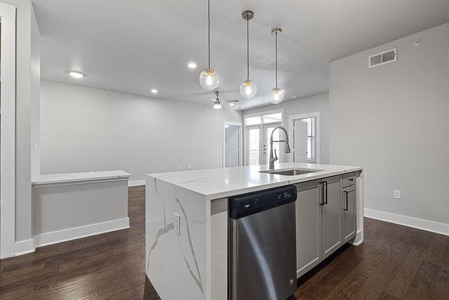 https://cdn.rentalbeast.com/listings/11115353_1739360861000.jpg.rbm