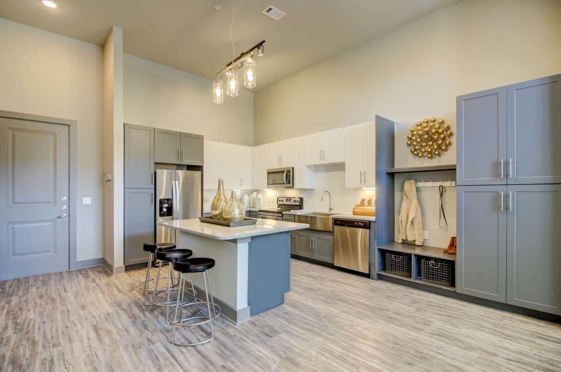 https://cdn.rentalbeast.com/listings/11163543_1740116135656.jpg.rbm