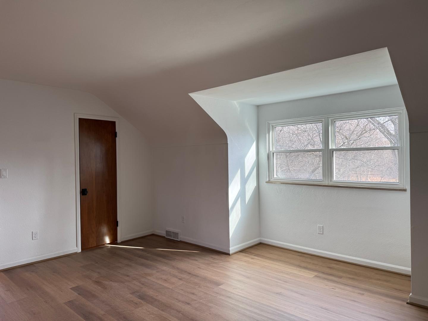 Image 7 For 2237 Evergreen Road