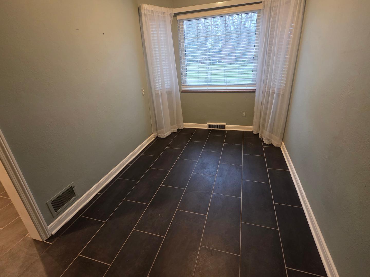 Image 8 For 2673 Middlesex Drive