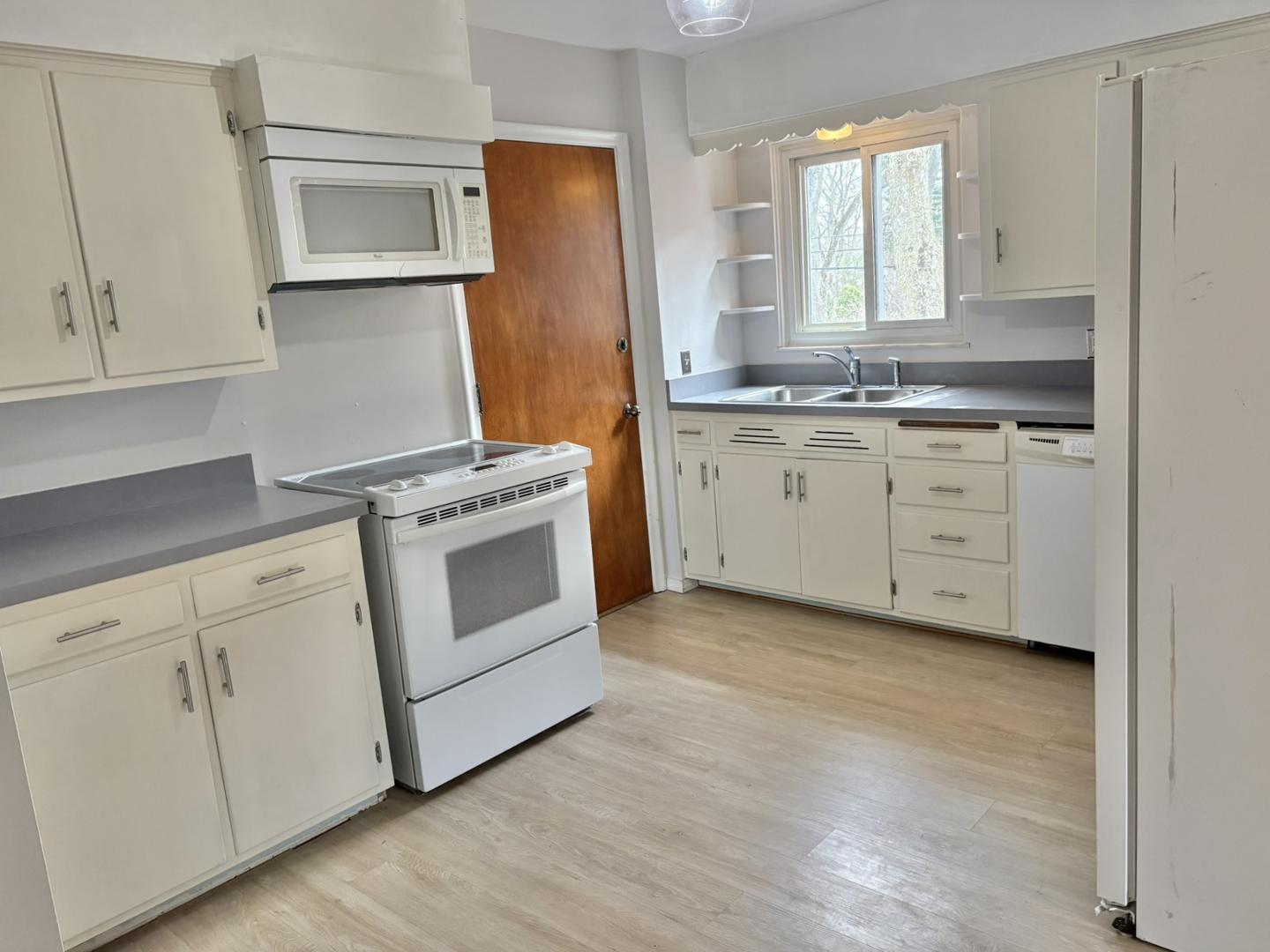 Image 5 For 4033 Hillandale  4 Or D