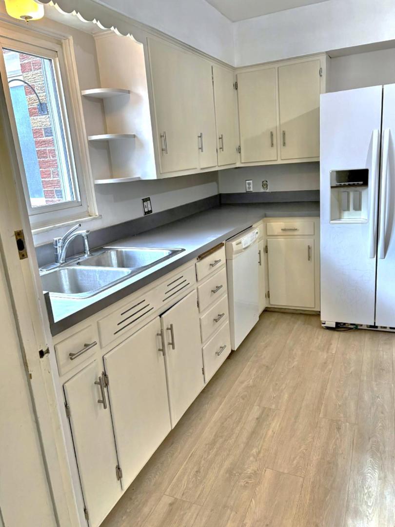 Image 4 For 4033 Hillandale  4 Or D