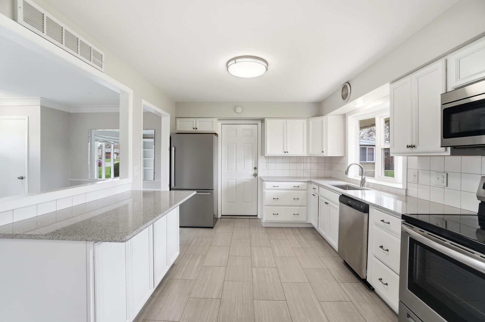 Image 8 For 5159 Grosse Point Parkway