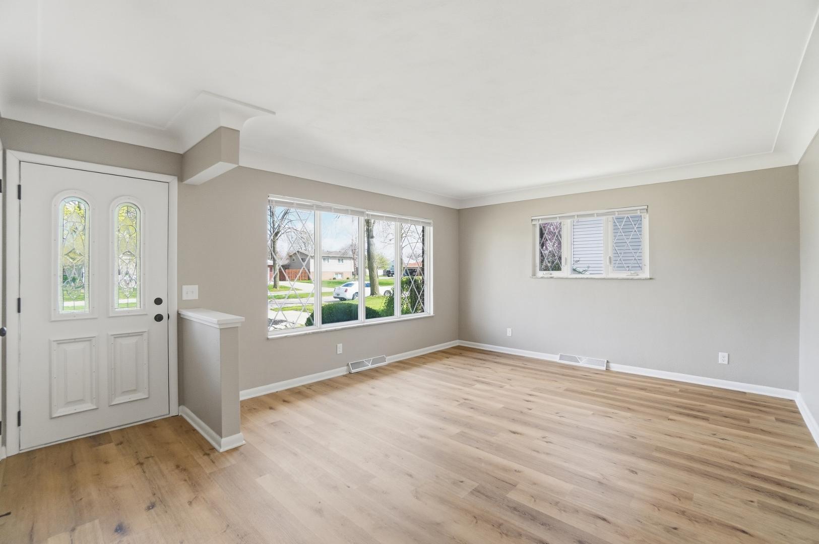 Image 6 For 5217 Grosse Point Parkway