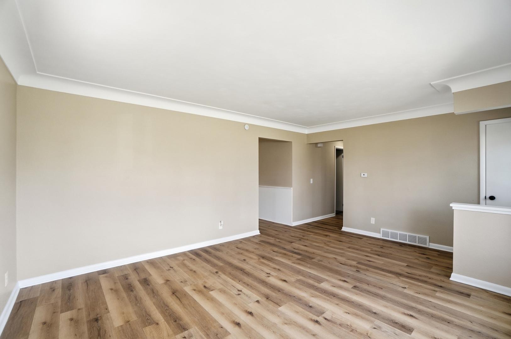 Image 9 For 5217 Grosse Point Parkway