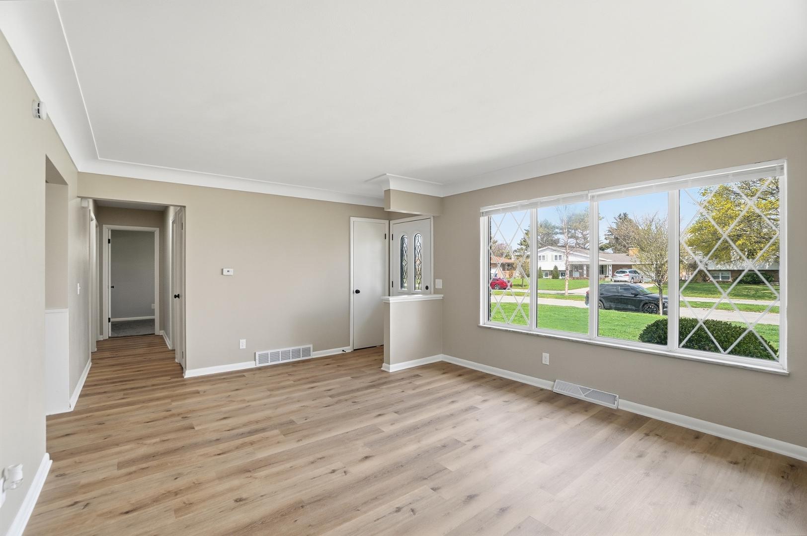 Image 8 For 5217 Grosse Point Parkway