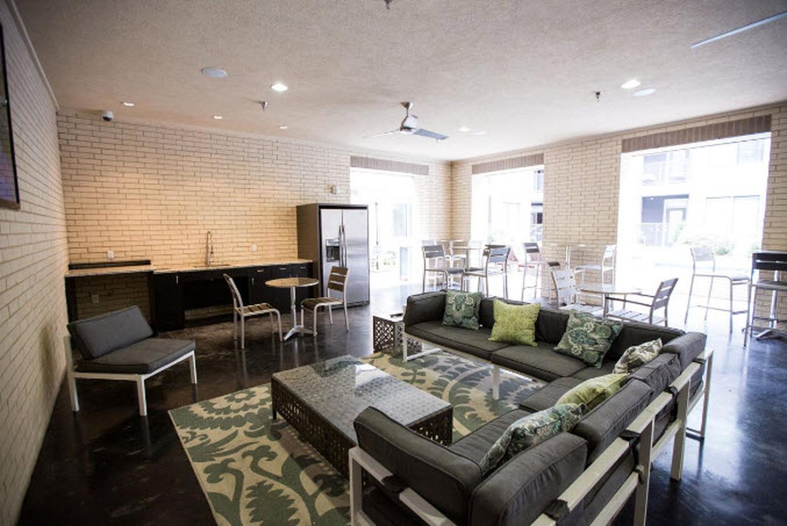 https://cdn.rentalbeast.com/listings/1518736385476_1645704.jpg.rbm