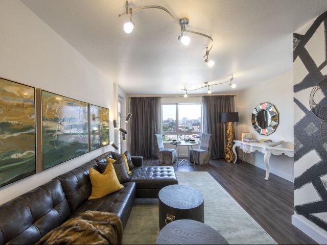 https://cdn.rentalbeast.com/listings/1527875820438_2251216.jpg.rbm
