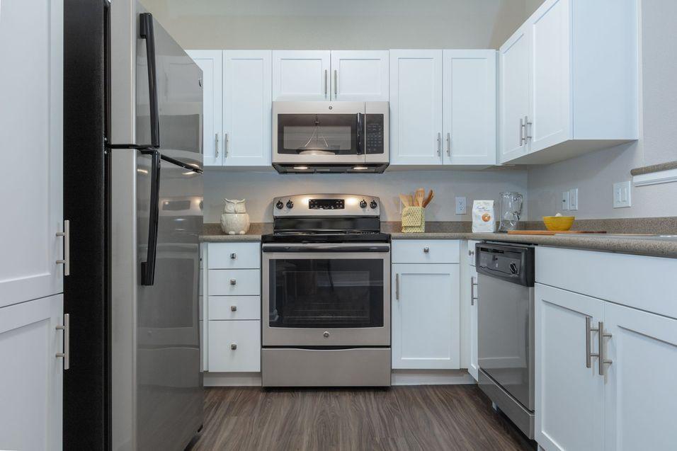 1780 Creekside Dr #27-2735 - 2,243USD / month