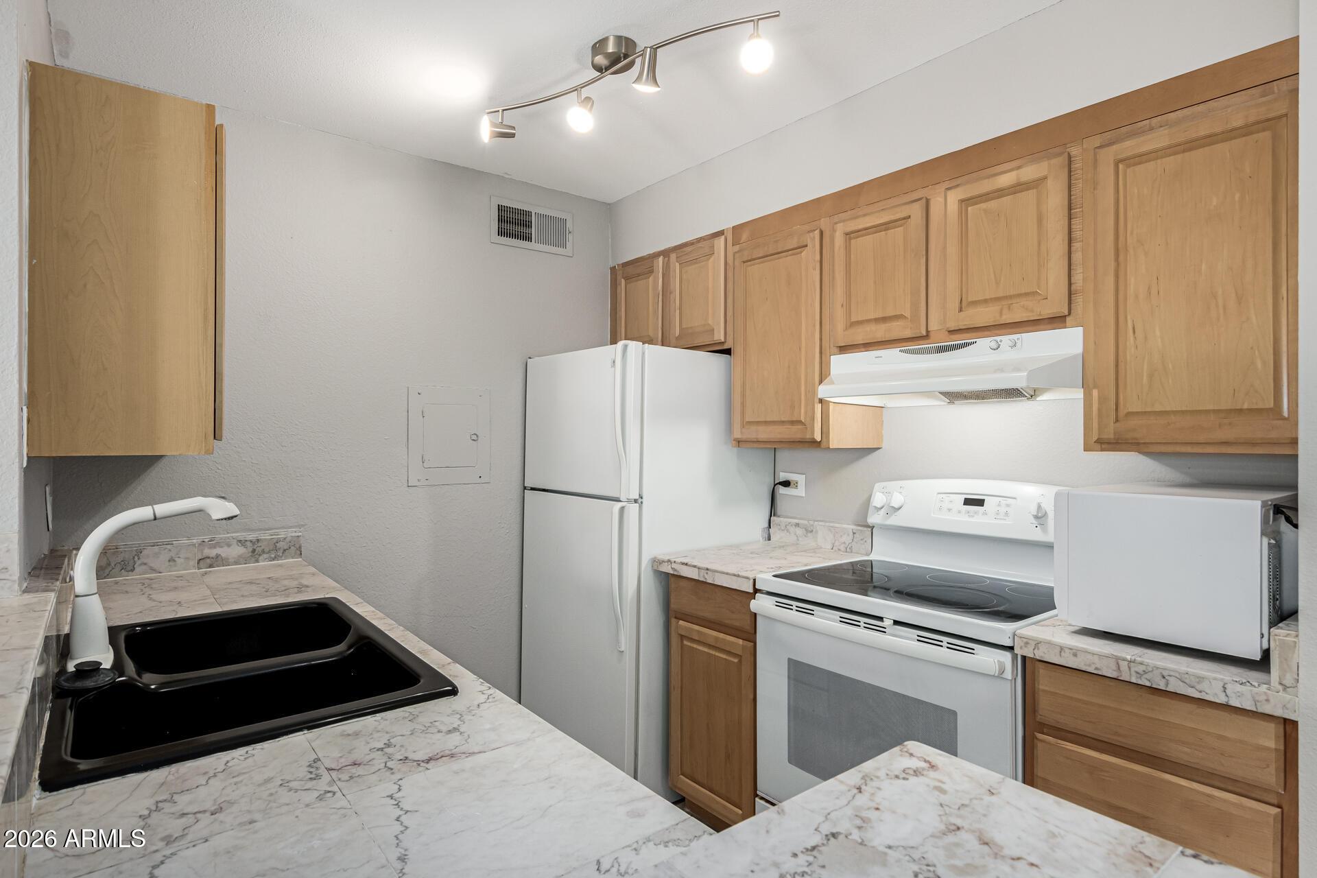 8055 E Thomas Road UNIT F202, Scottsdale, AZ, 85251