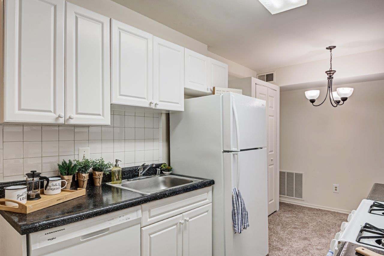 https://cdn.rentalbeast.com/listings/RCILS-2271430-5751-233-1.jpg.rbm