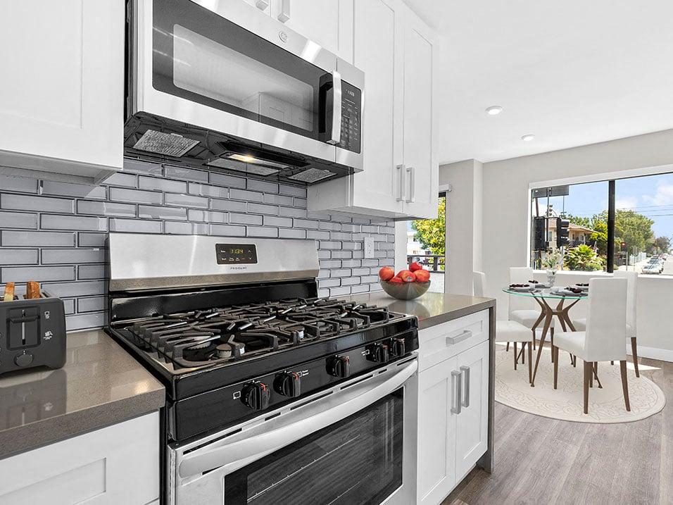 https://cdn.rentalbeast.com/listings/RCILS-2427228-202-0.jpg.rbm