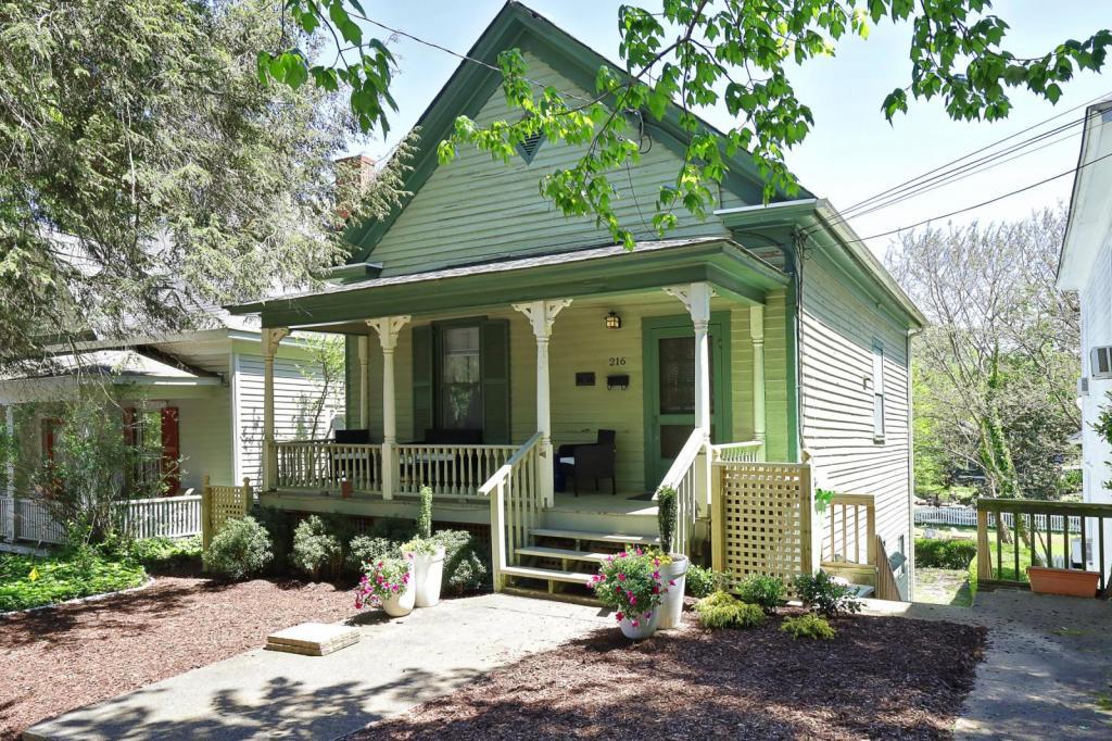 216 1/2 Linden Ave - 1,800USD / month