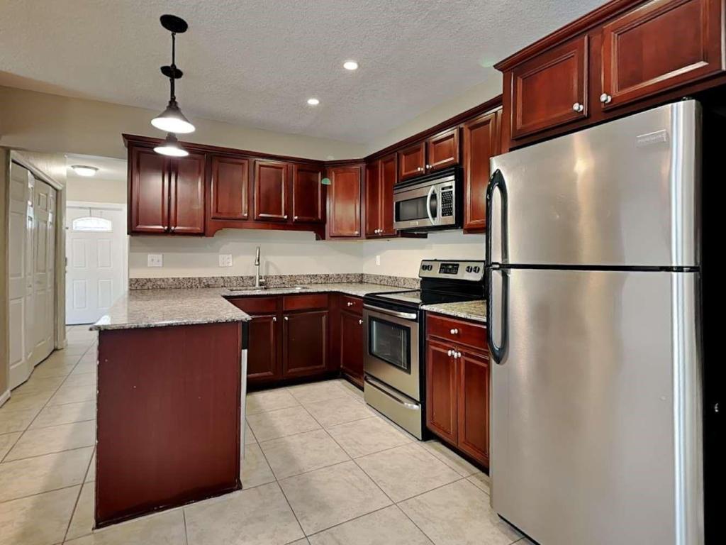 2640 Sw 8th St - 3,130USD / month