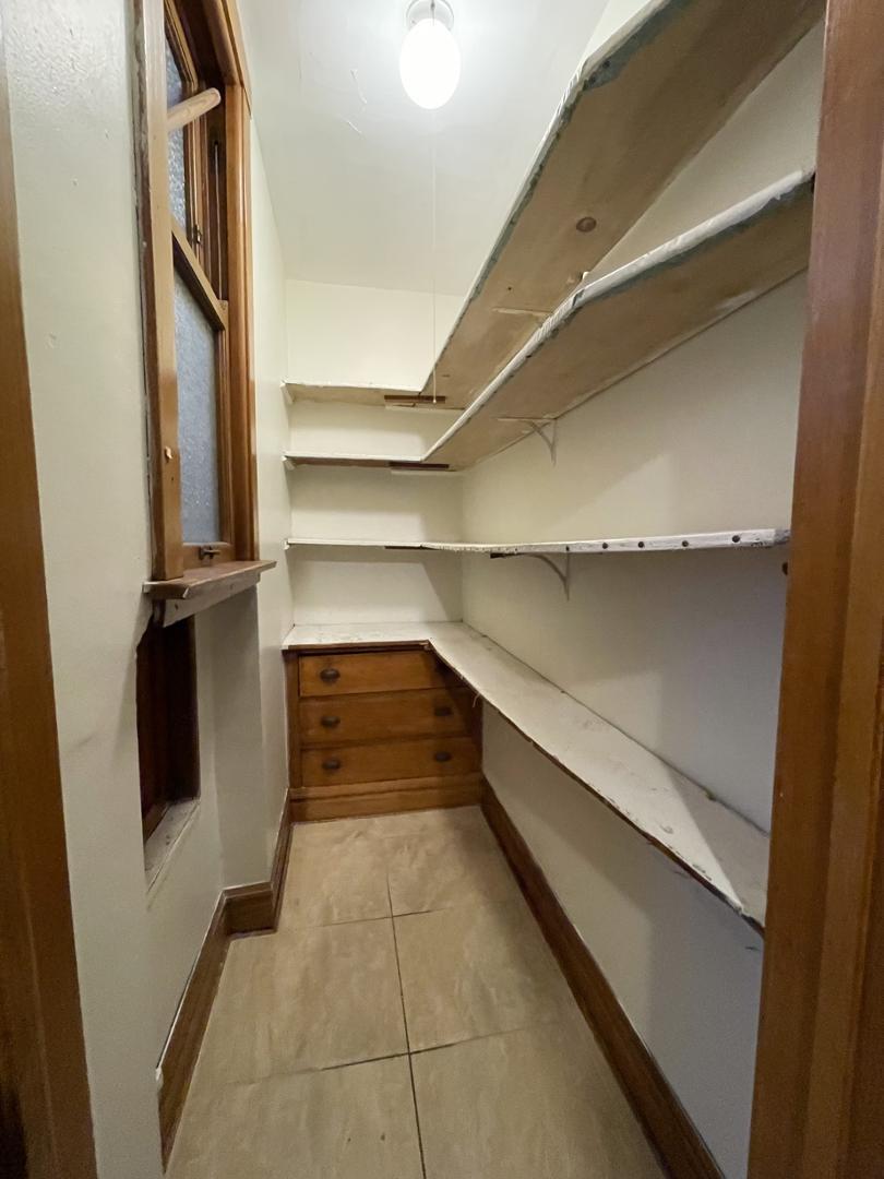 1844 Clarence Avenue - 1,200USD / month