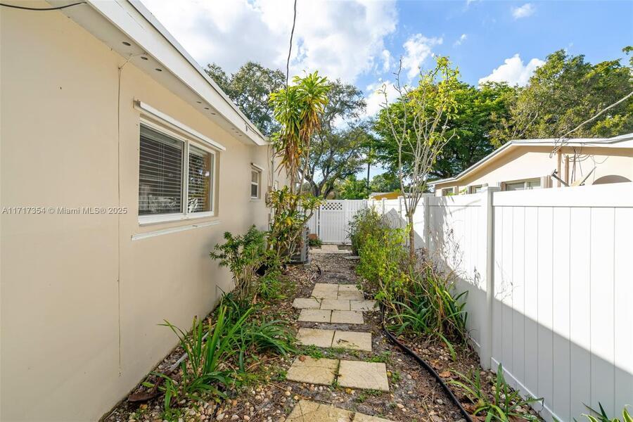5214 Sw 91st Terrace - 3,800USD / month