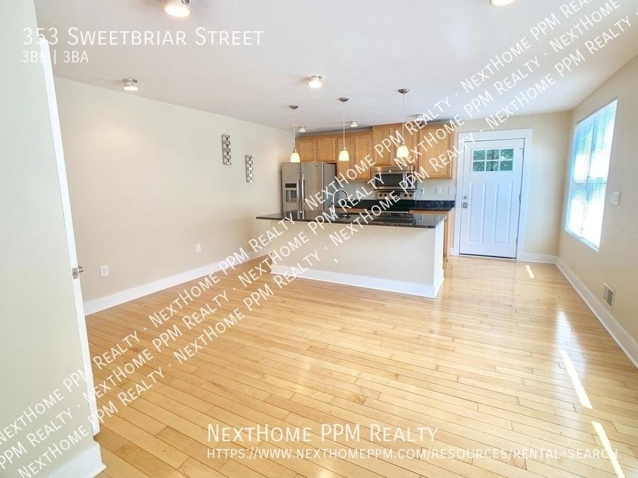 353 Sweetbriar Street - 2,600USD / month