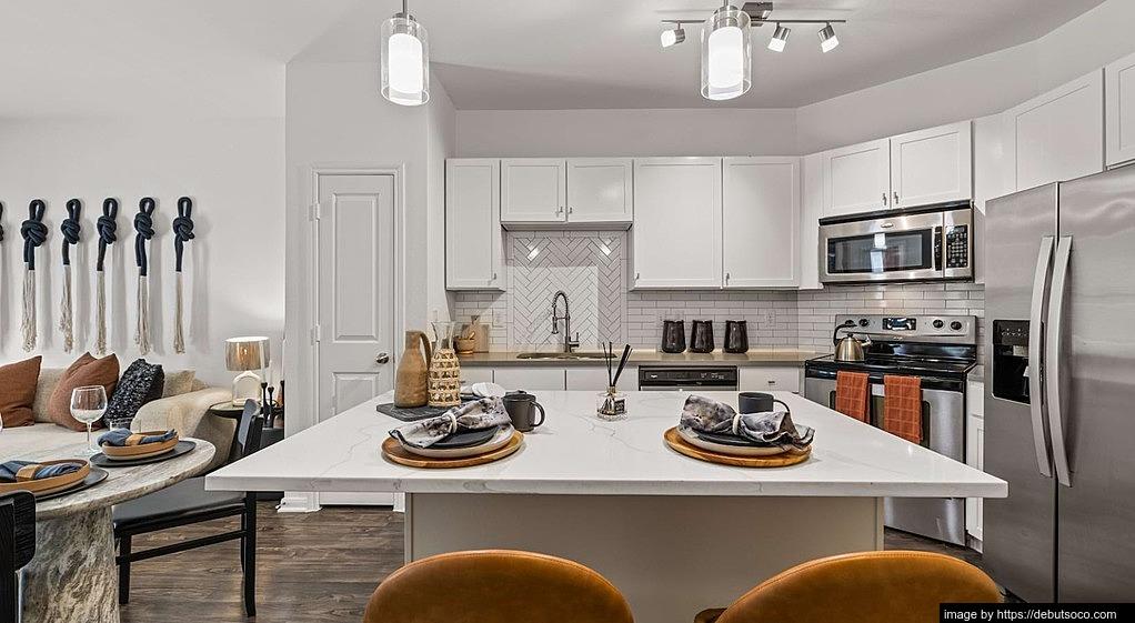 https://cdn.rentalbeast.com/listings/SHOWMOJO-7445f8a084-2.jpg.rbm