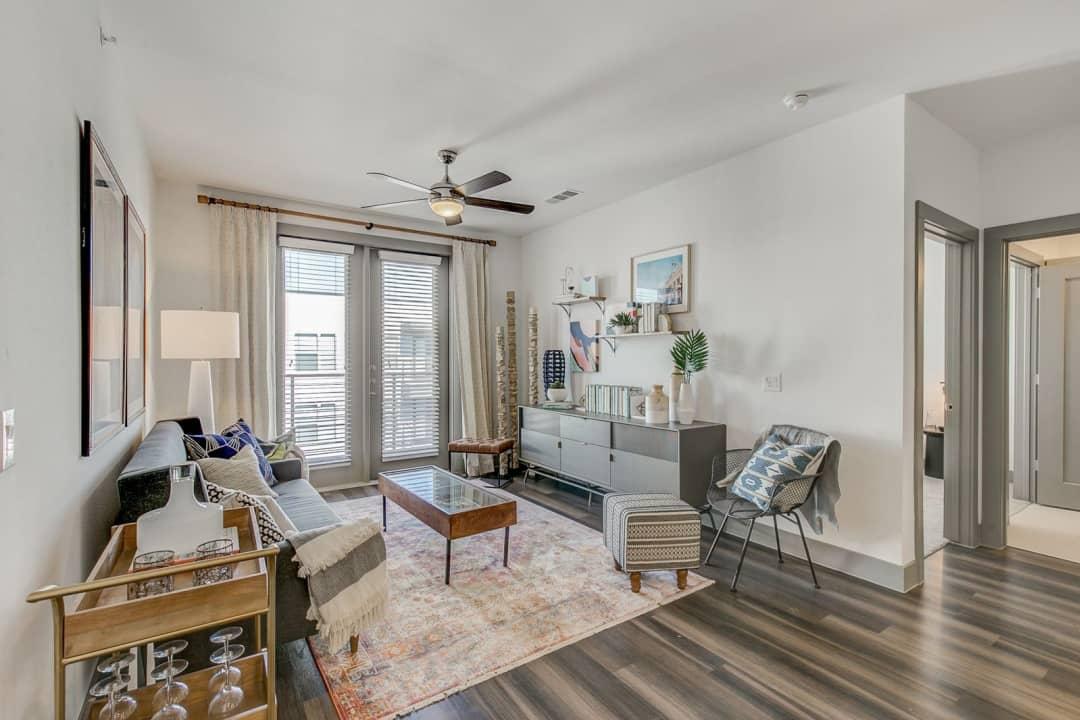 https://cdn.rentalbeast.com/listings/SHOWMOJO-dd732e40dd-2.jpg.rbm