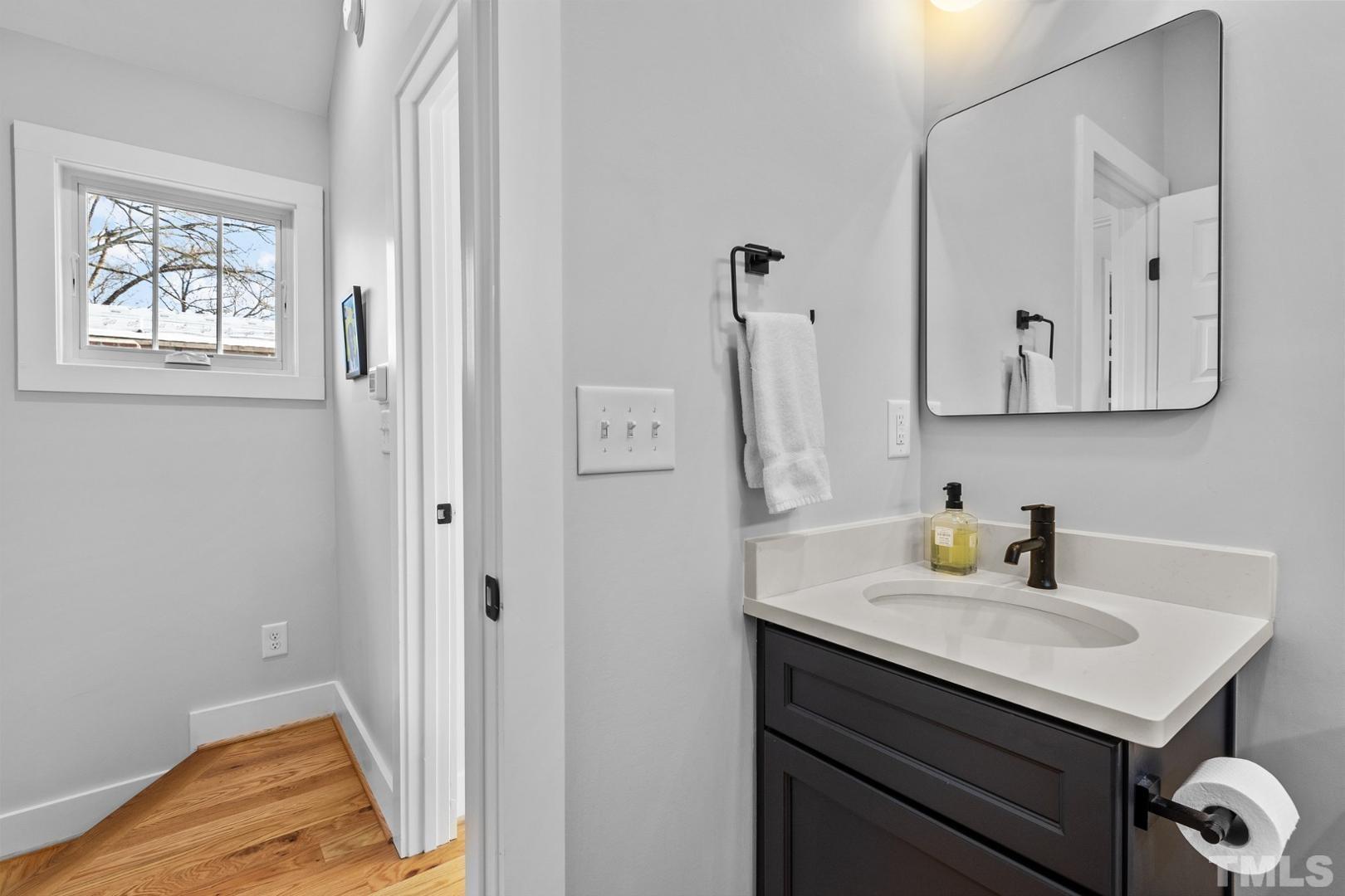 1604 W Knox Street photo 17