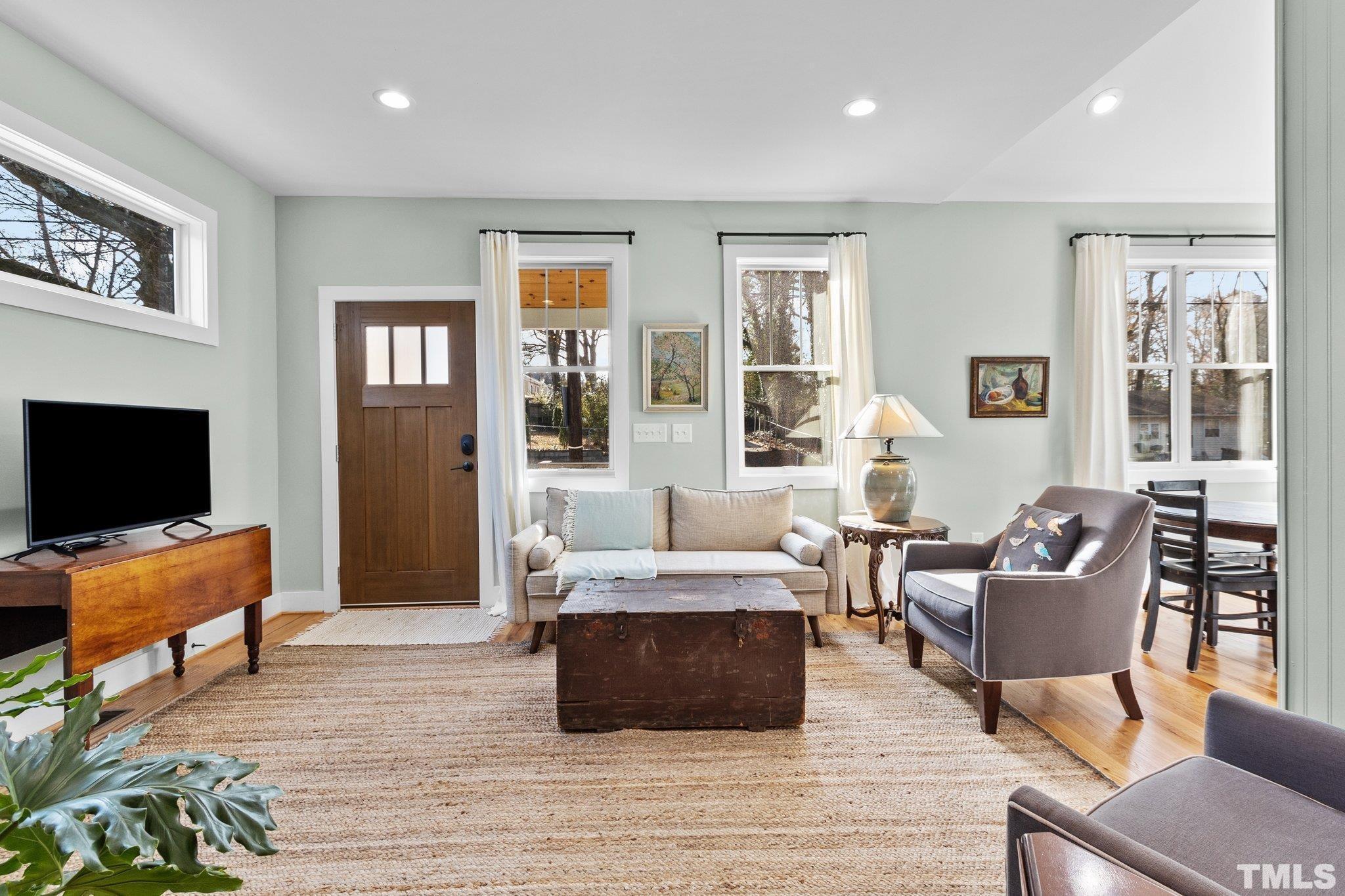 1604 W Knox Street photo 3
