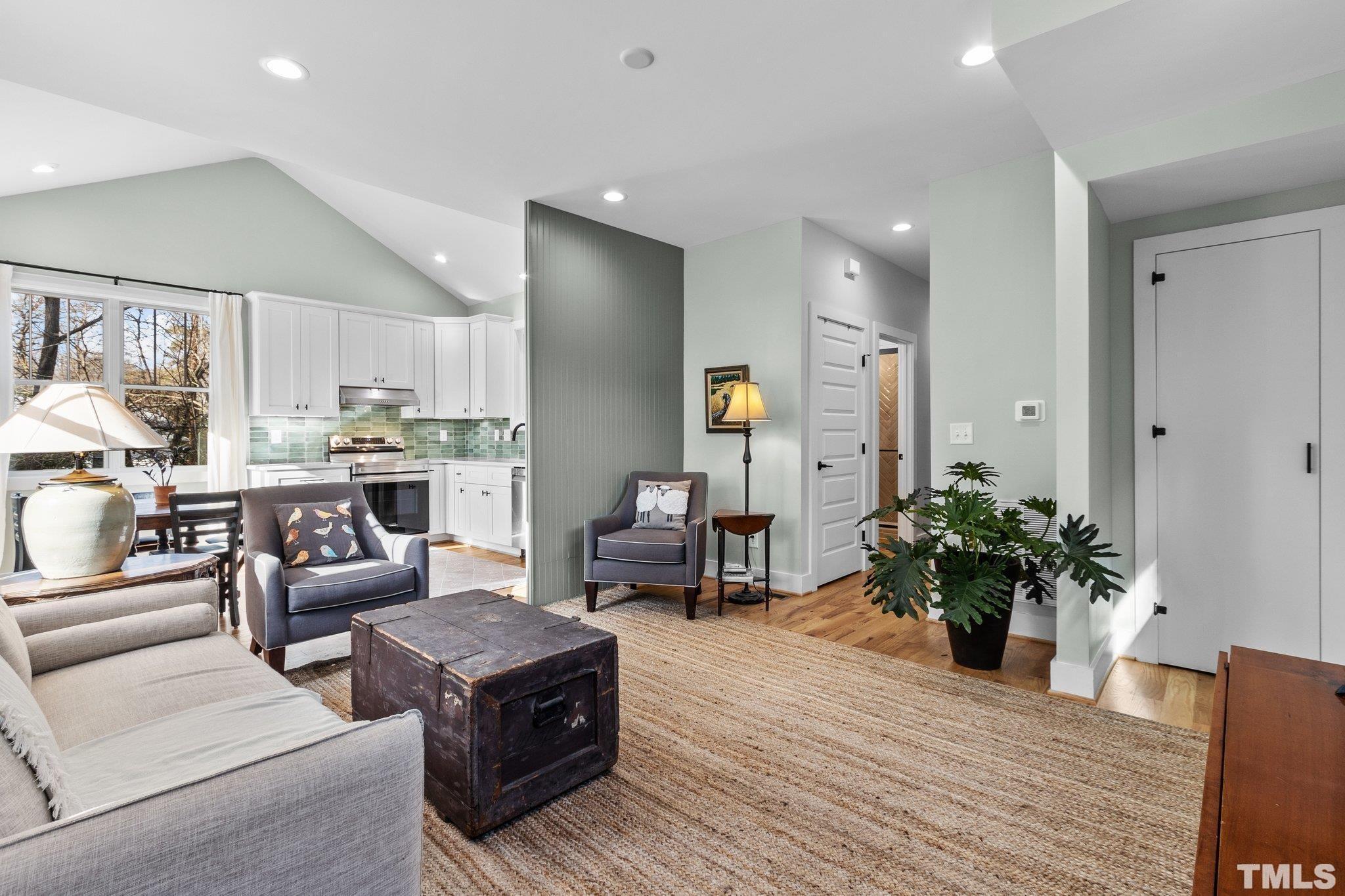 1604 W Knox Street photo 5