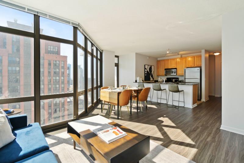 240 North Des Plaines - 3,550USD / month