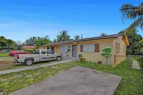 1052 Nw 103rd St, Miami, FL - 2,500 USD/ month
