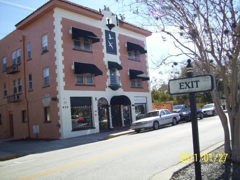 636 Brevard Ave Apt B #B - 1,375USD / month