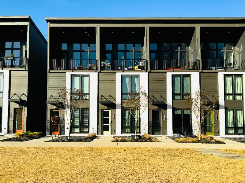 963 Lang Way Se - 3,950USD / month