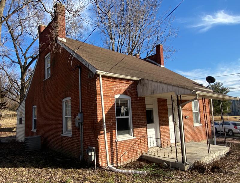 615 Oak Street - 1,500USD / month