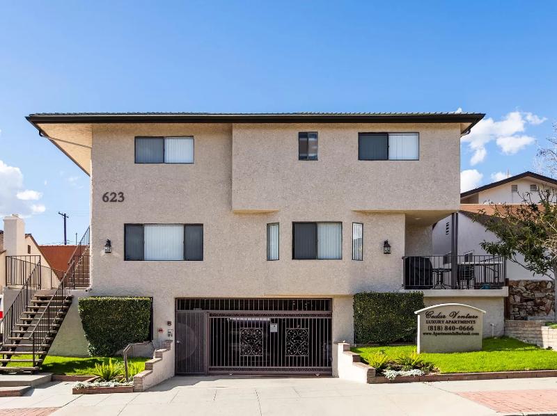https://cdn.rentalbeast.com/listings/TURBOTENANT-985780-0.jpg.rbm
